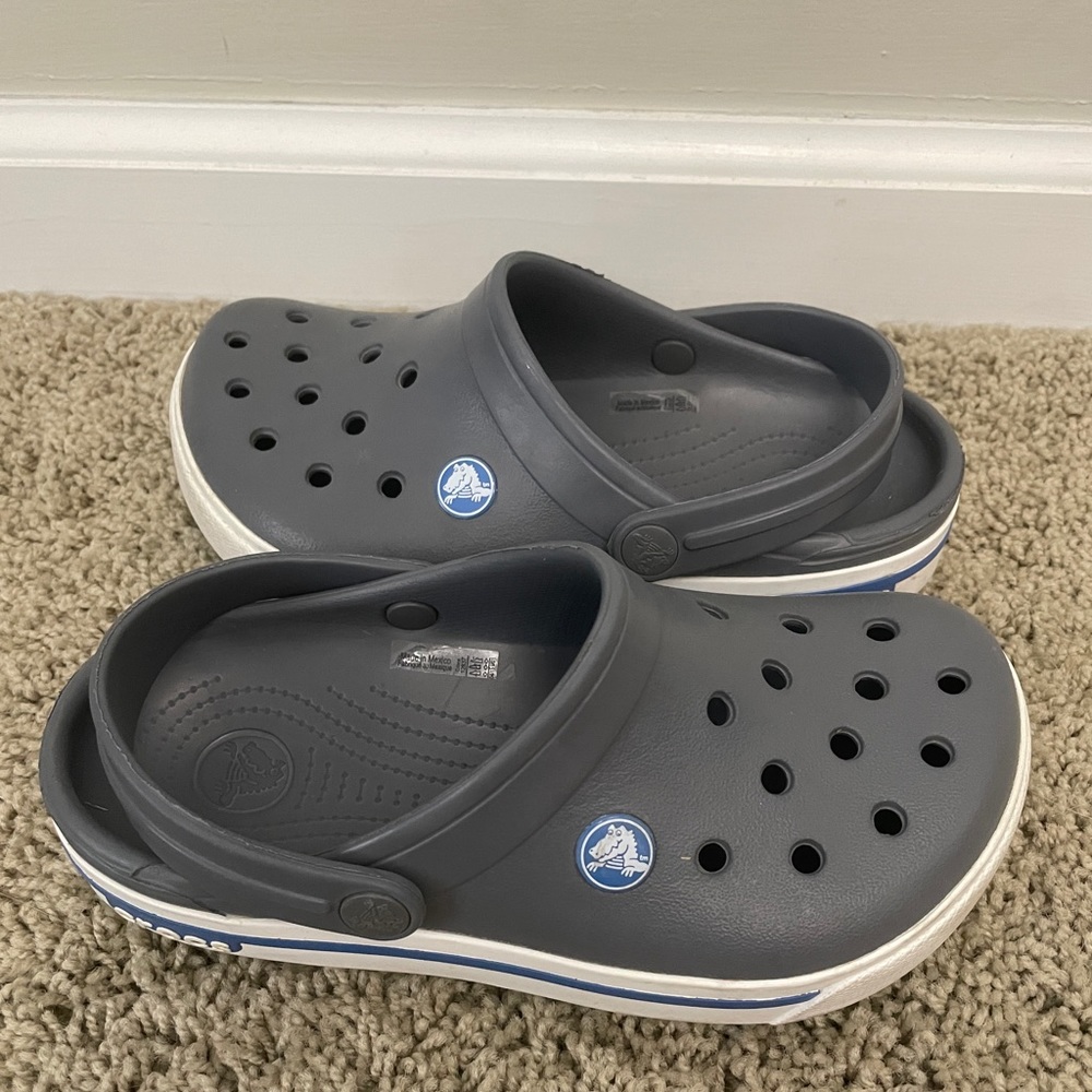 Big Kids Size 2 Crocs clogs